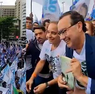 Apoiadores de Augusto Cury usam fita branca em caminhada no Rio