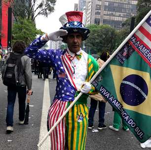 No dia da Independência do Brasil, manifestante se veste de Tio Sam e declara apoio a Flávio Bolsonaro