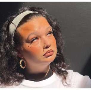 Prestes a vir ao Brasil, Lola Young faz campanha em prol da saúde mental
