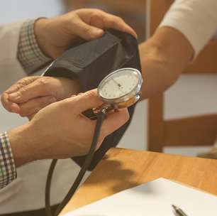 Medir a pressão arterial em casa pode reduzir ataque cardíaco e AVC