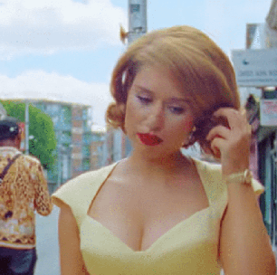 RAYE distribui girassóis em clipe de "Joy" ao lado das suas irmãs Amma e Absolutely