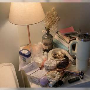 Sua mesa de cabeceira vive cheia? Entenda o que isso representa no Feng Shui