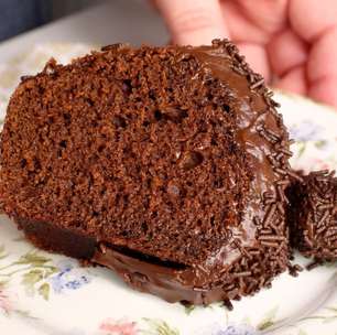 Bolo brigadeiro muito fofinho, úmido e cheio de cobertura de chocolate, para alegrar a família