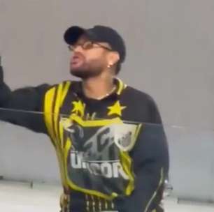 Vídeo: Neymar bate boca com torcida do Atlético na Vila Belmiro