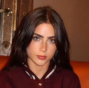 Jade Picon usa look burgundy da Tommy Hilfiger na NYFW; neo top brasileira de 18 anos estreia na passarela da grife