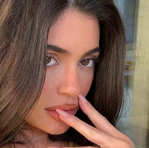 Neste setembro, as unhas da moda têm um brilho intenso e um acabamento cristalino, com aparência saudável