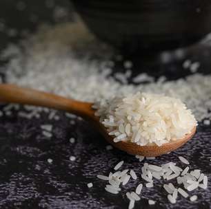 Você lava o arroz antes de cozinhar? Estudo revela o que acontece com o alimento
