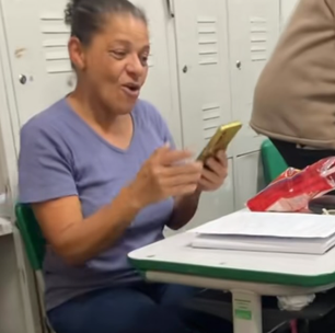Ela concilia a EJA com dois empregos, tira nota 10 e faz um pedido simples que emocionou a sala