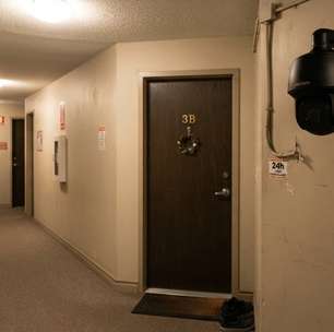 Síndico instala uma câmera para vigiar o corredor, mas posiciona a lente diretamente para a porta de um único apartamento e uma mudança de poucos centímetros no equipamento pode resultar em retirada da câmera e indenização por invasão de privacidade