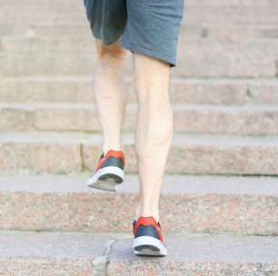 Caminhar ou subir escadas a partir dos 60 anos: a ciência deixa claro qual exercício exige mais das suas pernas