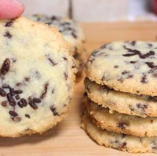 Biscoito formigueiro que derrete na boca de tão macio, com bastante granulado para servir com um café