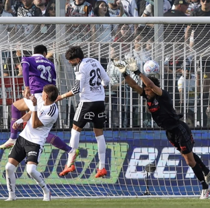 Técnico do Colo-Colo sai em defesa de Vozinha após falha do goleiro