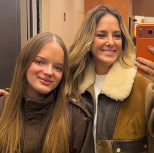 Rafa Justus e Ticiane Pinheiro vestem looks semelhantes com jaqueta marrom e calça jeans para ir ao cinema