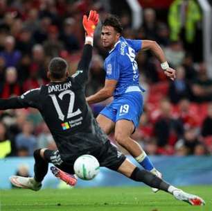 Brighton vira sobre o Manchester United e avança na Copa da Liga