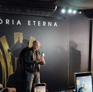 Adriano Imperador recebe homenagem e é tietado na Libertadores Experience