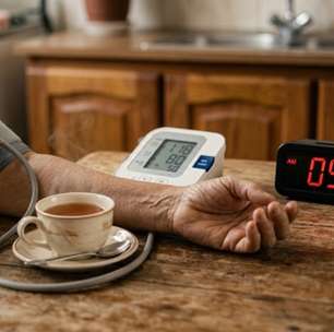 Baixar a pressão em 5 minutos: chá, remédio ou posição ajudam? Cardiologista explica