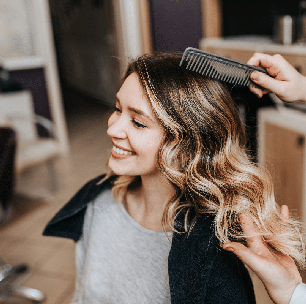 Fez luzes ou mechas? Veja 6 cuidados para evitar danos aos cabelos