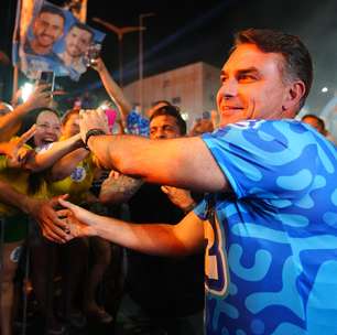 Em cima de trio elétrico, Flávio pede lanternas acesas para 'homenagear' Bolsonaro no Ceará