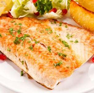 Peixe grelhado na frigideira fica macio e dourado com este truque