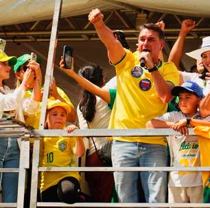 Flávio Bolsonaro diz que aumento do Bolsa Família é 'ilegal' e chama de 'desespero' de Lula