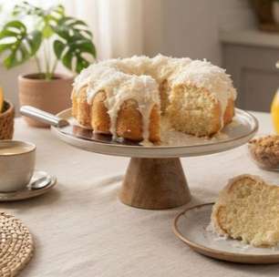 Que tal um bolo de coco fofinho e molhadinho que derrete na boca? Fica pronto rapidinho