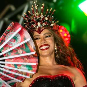 A rainha chegou! Anitta aposta em dois looks na coroação da Grande Rio; um deles foi usado pela "rainha das supercoxas"