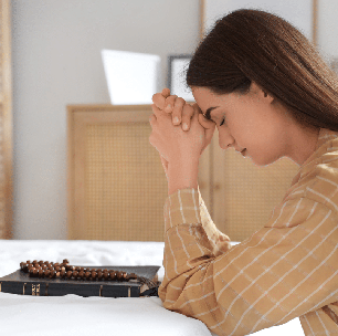 Comece a semana com fé: conheça 3 salmos para pedir proteção