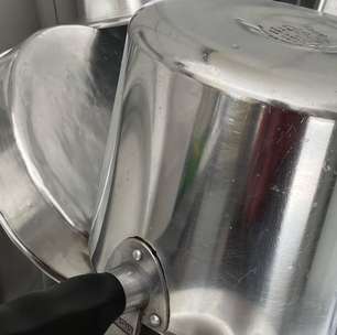 Pasta de brilho caseira para deixar as suas panelas e formas tinindo de limpas e brilhantes
