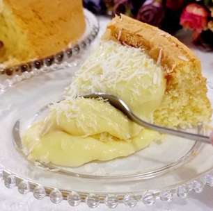 Bolo de coco sem glúten feito com um creme aveludado e massa fofinha, perfeito para servir com um café