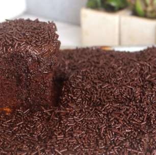 Bolo gelado de chocolate bem molhadinho e divino, coberto com bastante calda cremosa