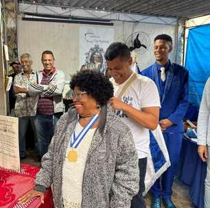 Tia Surica ganha Medalha Chiquinha Gonzaga em homenagem à sua história na Portela