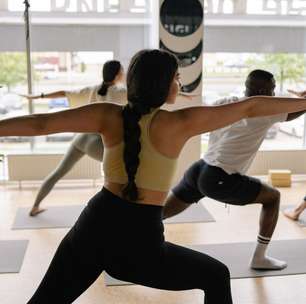 Professora de geografia usa yoga para ajudar alunas e transforma a rotina escolar na Índia