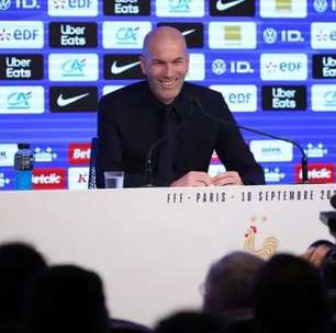 Jornalista interrompe coletiva de Zidane para pedir autógrafo