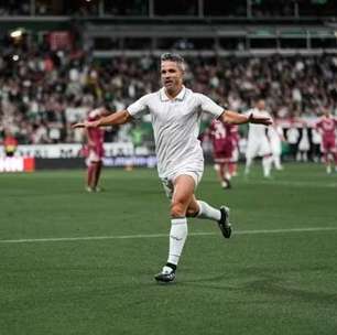 Em amistoso de lendas, Diego Ribas deixa o dele contra o Real Madrid