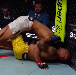 Lutador brasileiro cai desacordado em luta do UFC, sai de maca e fica internado em hospital nos EUA