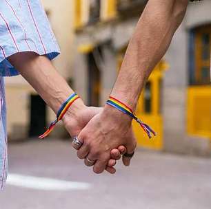 Casal gay é cercado e espancado após caminhar de mãos dadas na Itália