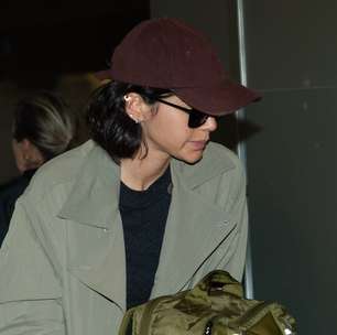 Bruna Marquezine volta ao Brasil com Shawn Mendes: aerolook tem casaco de R$ 21,6 mil e bolsa de R$ 6,1 mil
