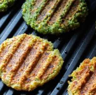 Hambúrguer vegano de feijão branco e espinafre: sabor e saúde no prato