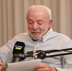 Lula recebe 'bilhetinho' de assessoria durante entrevista à podcast para corrigir informação