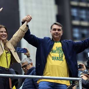 Flávio Bolsonaro larga na frente de Lula e ADRs avançam no exterior