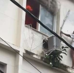 Encurralada por incêndio, mulher sai pela janela e espera socorro em parapeito de prédio em Copacabana