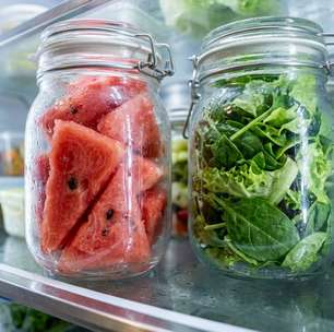 Deixar melancia cortada, salada pronta ou frutas já picadas fora da geladeira facilita na hora de servir, mas nos Estados Unidos a recomendação é manter produtos frescos pré-cortados ou embalados sob refrigeração