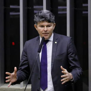 Deputado que disse que seu eleitor 'bebe detergente' é eleito senador em MT