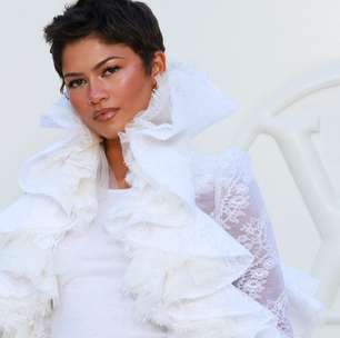 Zendaya dá lição de estilo ao repetir casaco da Louis Vuitton de tapete vermelho com jeans e regata branca
