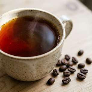 O café passado não depende apenas da água bem quente: estudos mostram por que extração e concentração podem importar mais que alguns graus de diferença