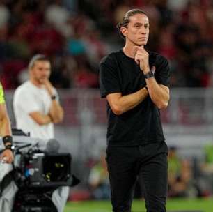 Filipe Luís freia empolgação após jornal chamá-lo de "invencível"