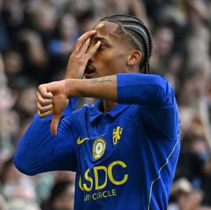 Com dois de João Pedro, Chelsea goleia Bournemouth, de Rayan