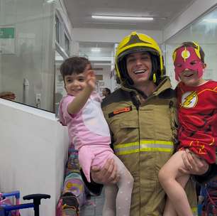 Bombeiro entra em brincadeira do Dia das Crianças e encanta filhos ao ir à escola de uniforme