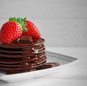 Panqueca de chocolate com morangos: fácil, fofinho e sem complicação