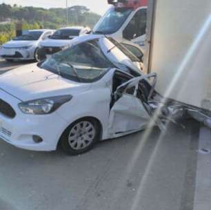 Mulher morre após carreta tombar sobre carro na BR-232, no Recife